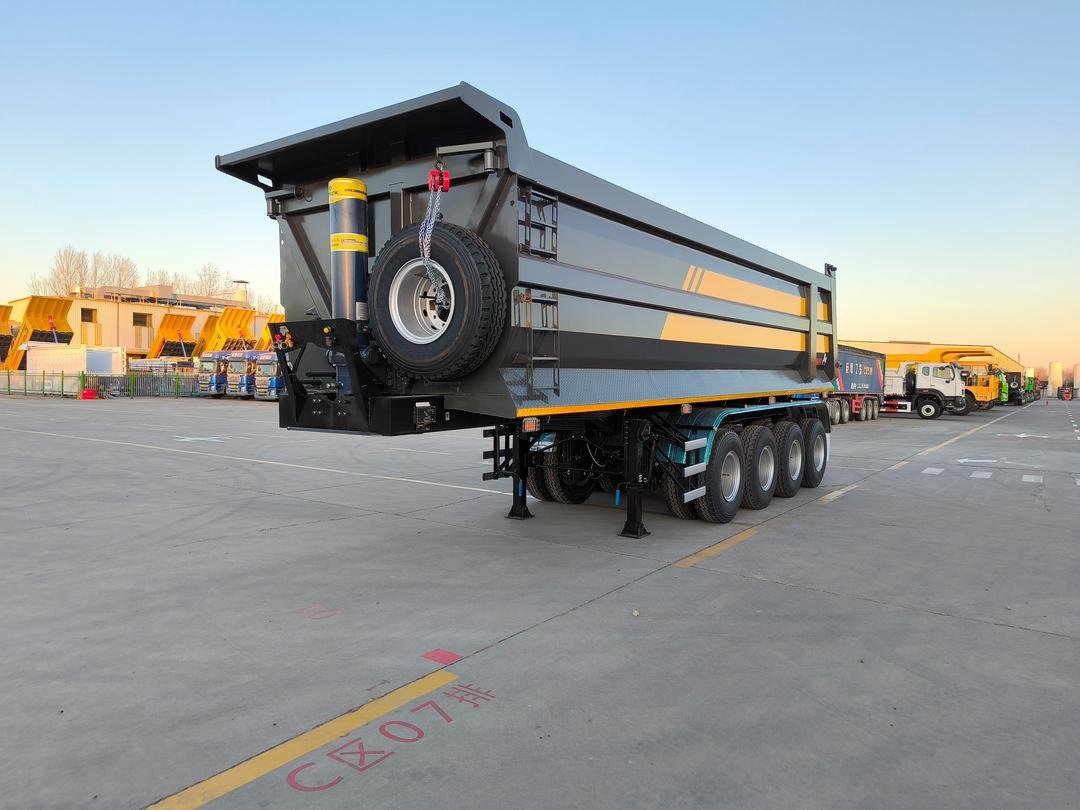 Heavy-duty mining dump truck