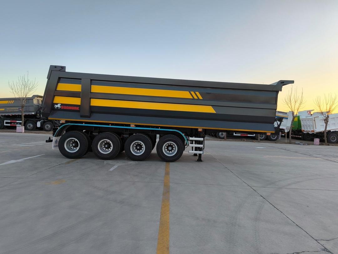 Heavy-duty mining dump truck