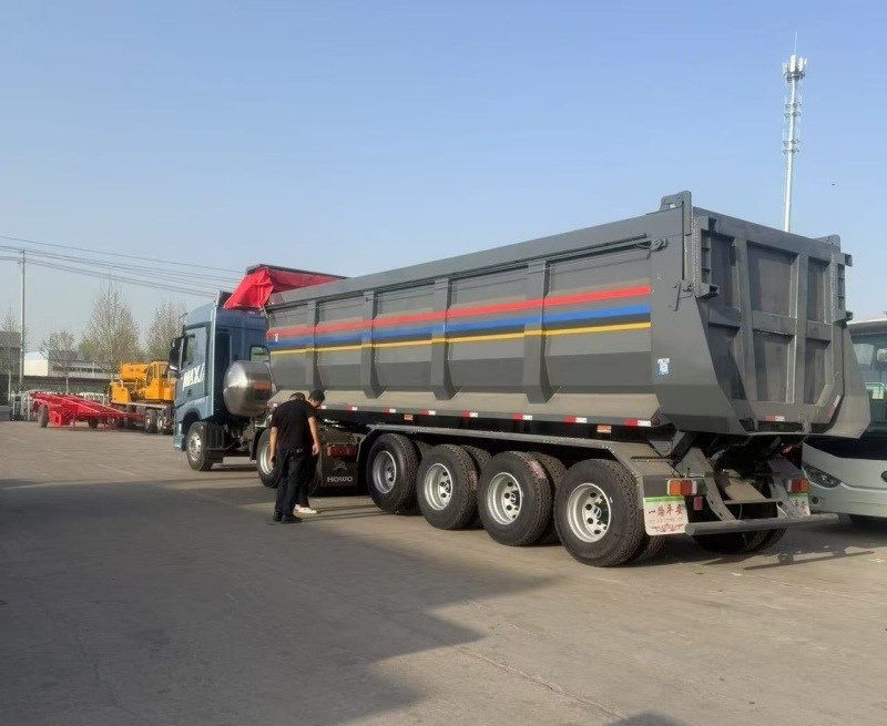 Heavy-duty mining dump truck